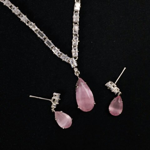 Chandani Noor pendent set