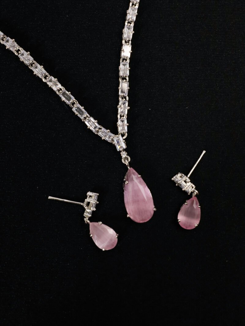 Chandani Noor pendent set