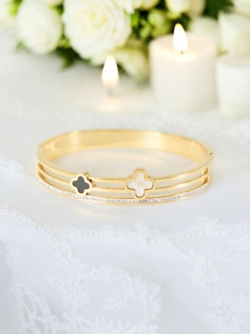 Twin Clover Charm with Dual Band Design