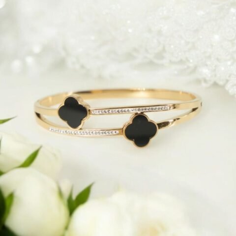 Velvet Clover Duo Bracelet – Black Charm with Sleek Gold Bands