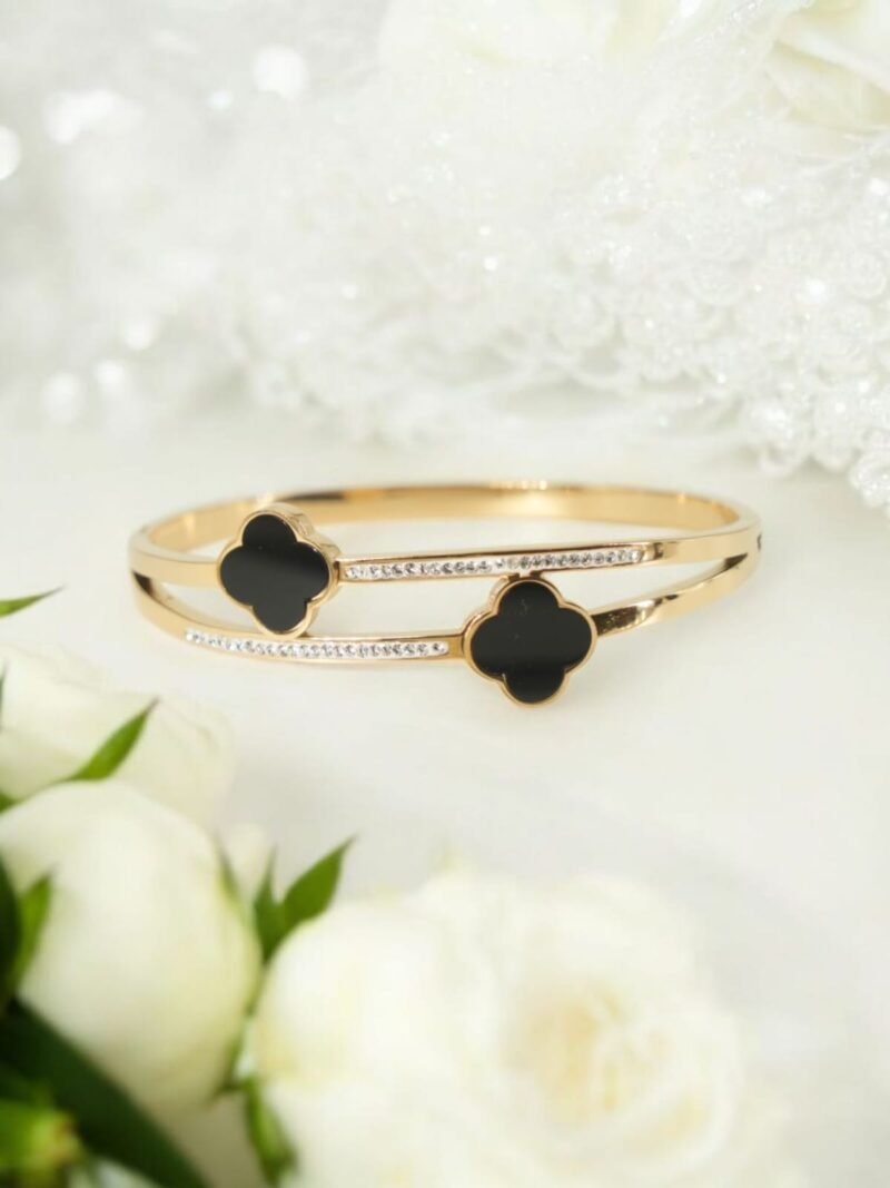 Velvet Clover Duo Bracelet – Black Charm with Sleek Gold Bands