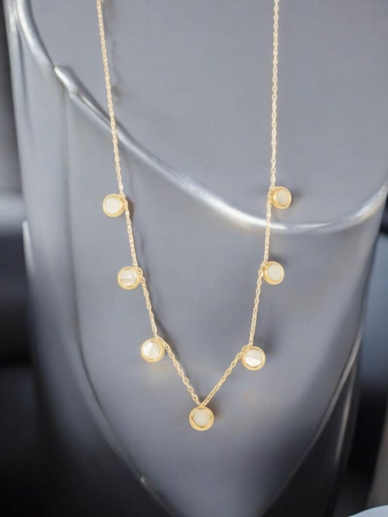 White Clover Charm Chain – Elegant Everyday Wear - Image 2