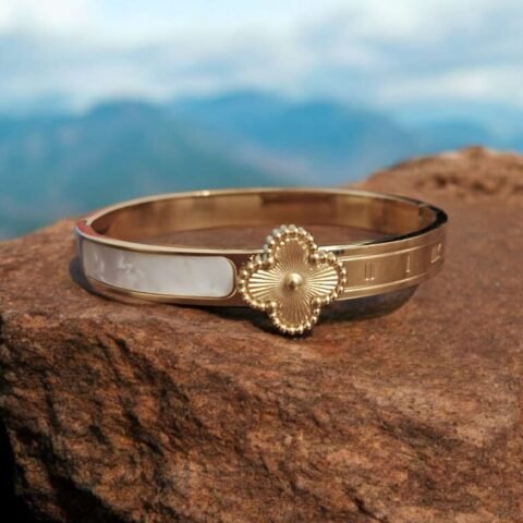 Sahara Bloom Bracelet – Shell Enamel with Textured Gold Charm