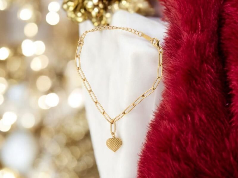 Golden Linked Heart Charm Bracelet – Elegant Minimal Style