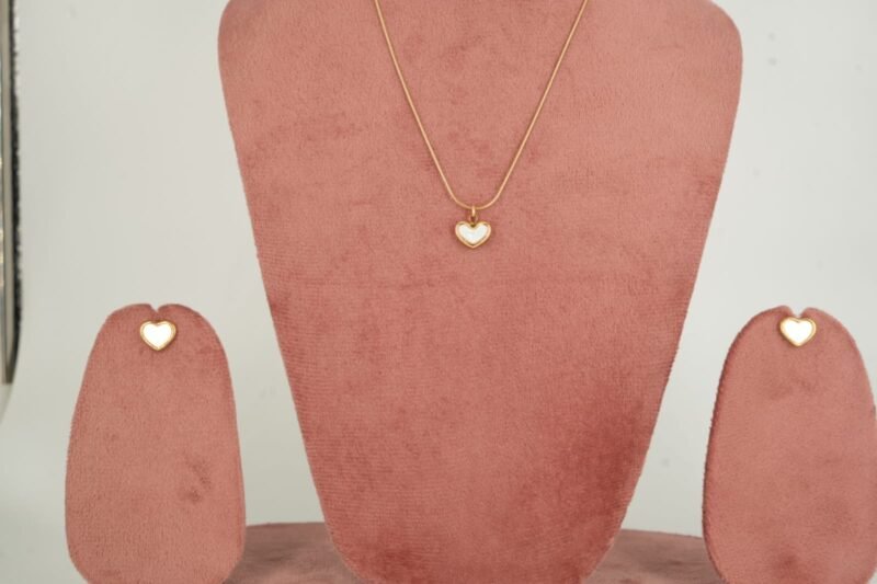Heart of Pearl Set – Pendant & Stud Earrings