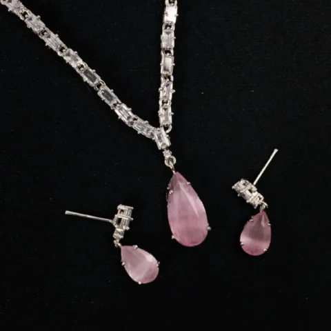 Chandani Noor pendent set one
