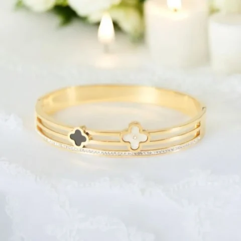 Twin Clover Charm with Dual Band Design